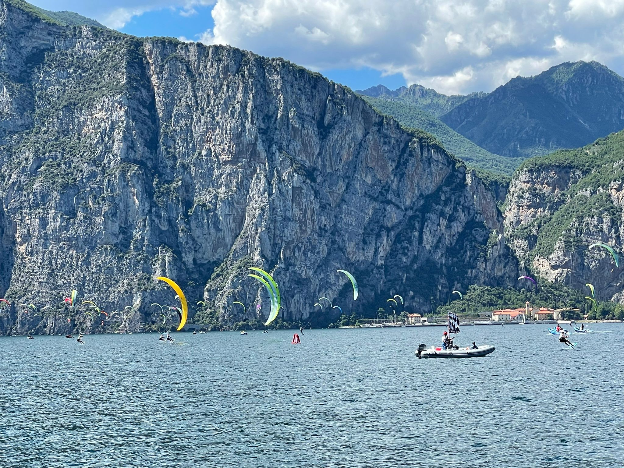 Kitesurf tra le scogliere di Campione del Garda